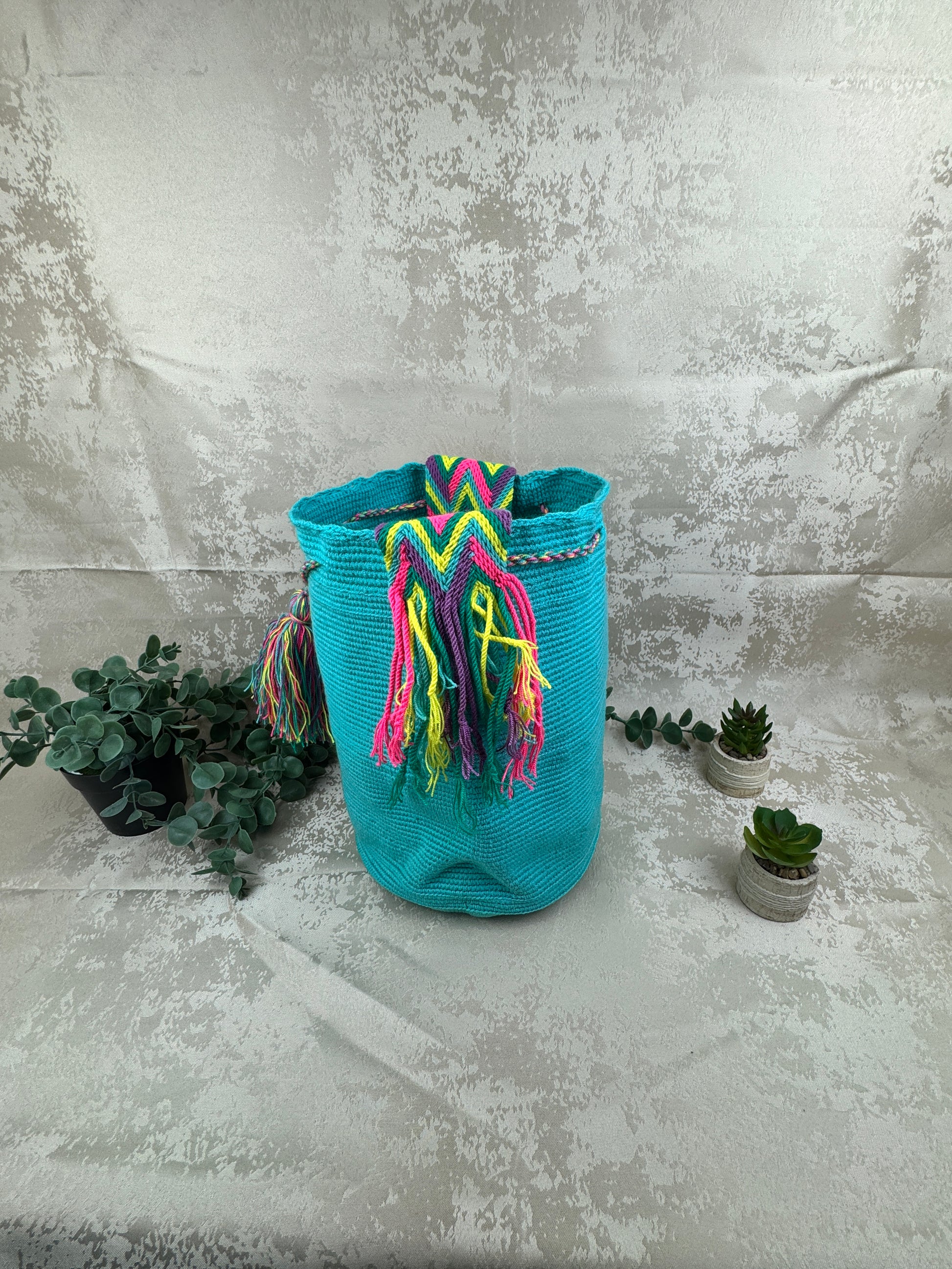 Borlas y acabados artesanales de mochila Wayuu grande tejida a mano.