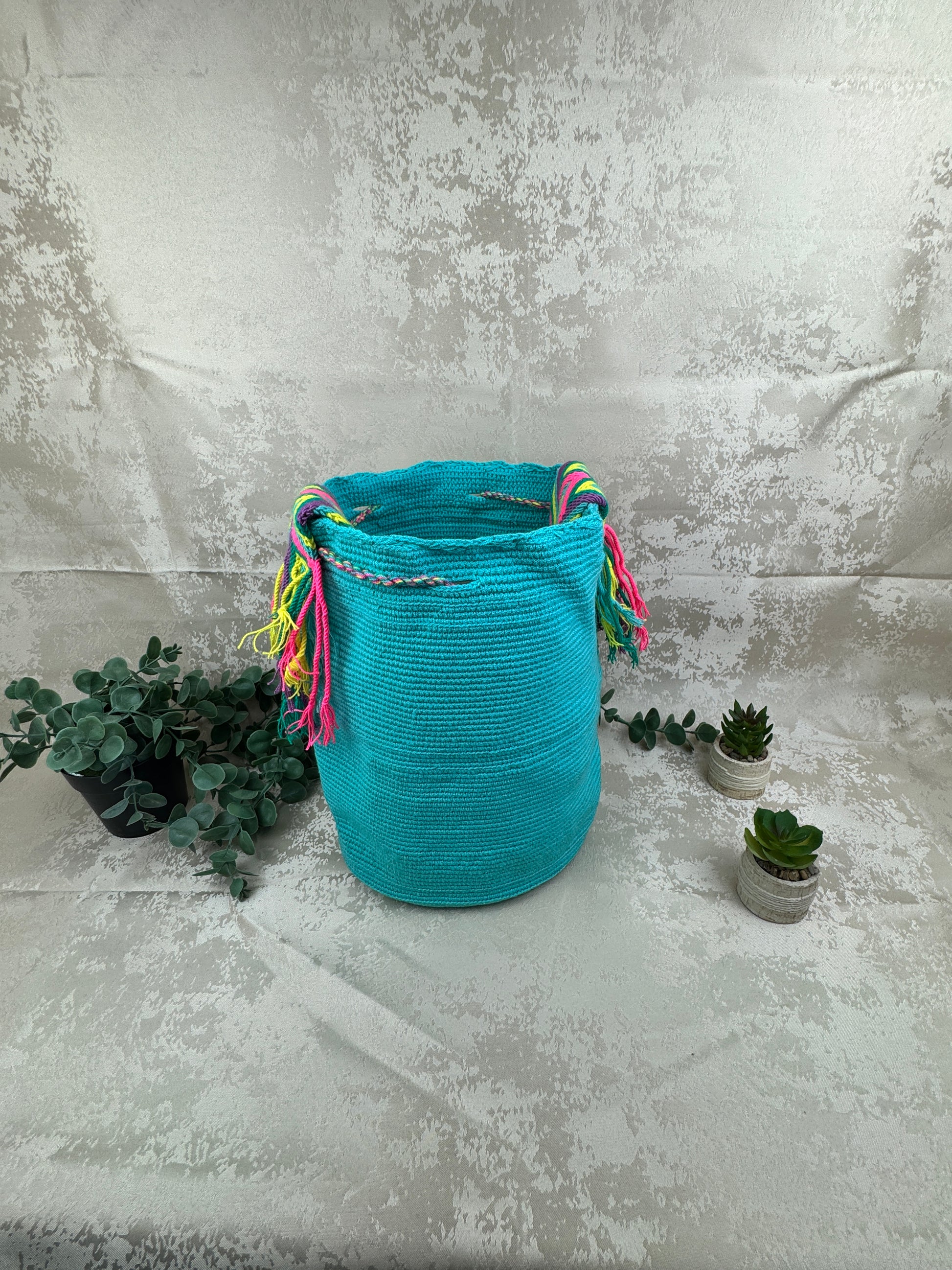 Correa tejida a mano de mochila Wayuu grande artesanal colombiana.