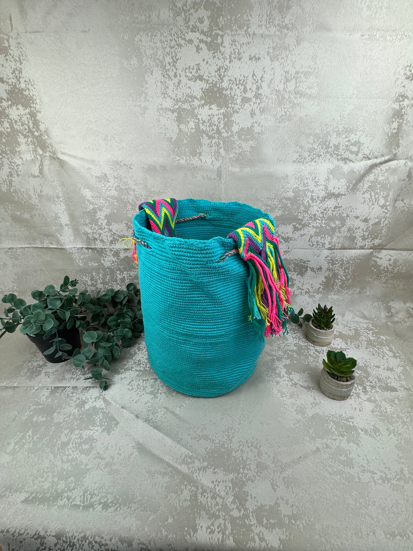 Detalle del tejido artesanal de mochila Wayuu grande hecha a mano.