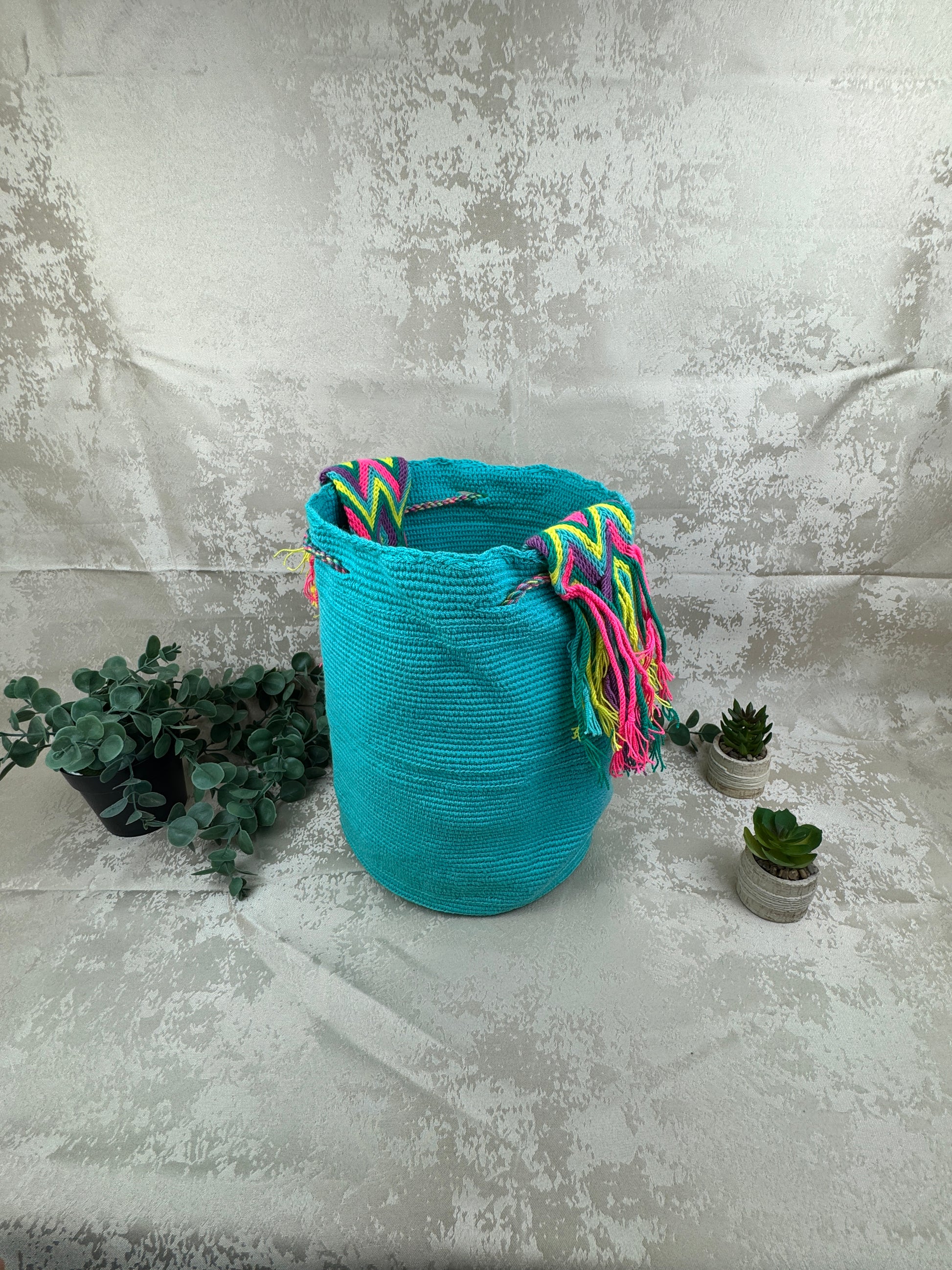 Detalle del tejido artesanal de mochila Wayuu grande hecha a mano.