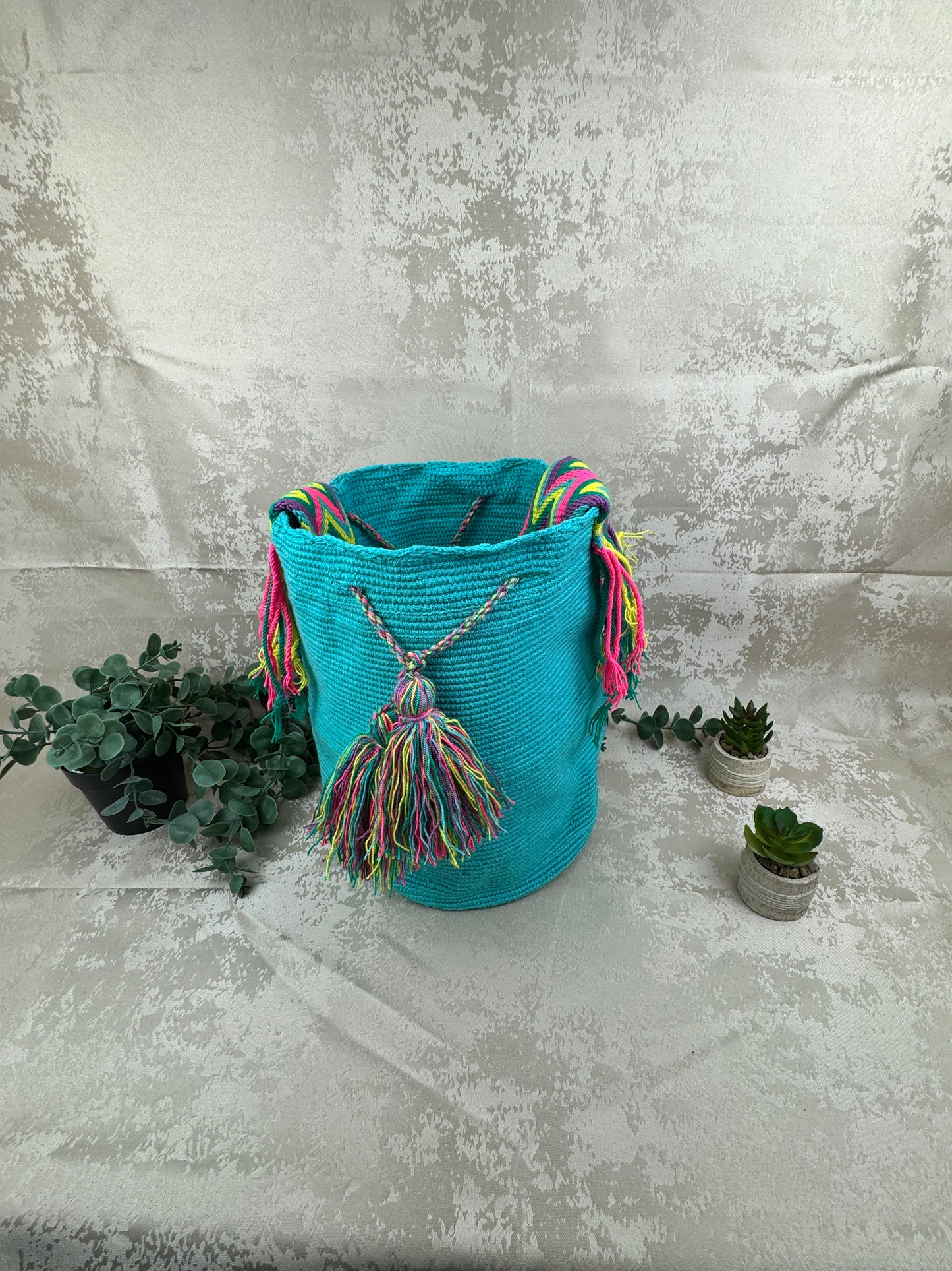 Mochila Wayuu grande estilo boho tejida a mano en Colombia.