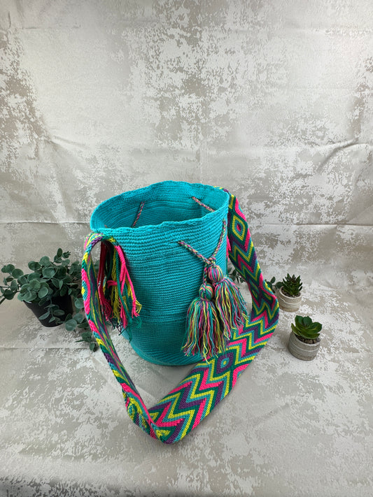 Vista frontal de mochila Wayuu grande 7 con diseño tradicional tejido a mano.