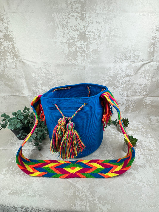 Mochila Wayuu grande 8 tejida a mano por artesanas Wayuu en La Guajira Colombia.