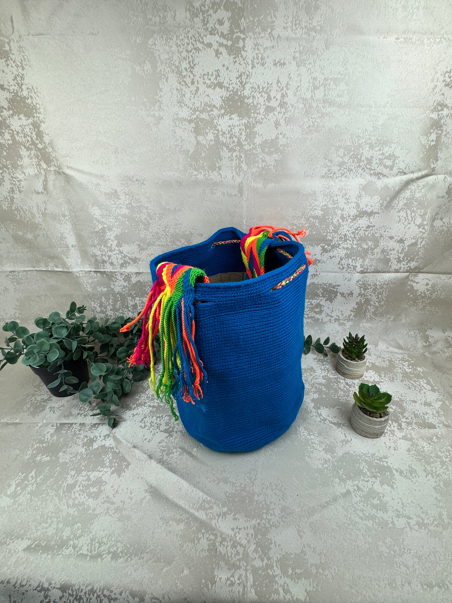 Borlas y flecos artesanales de mochila Wayuu grande tejida a mano.