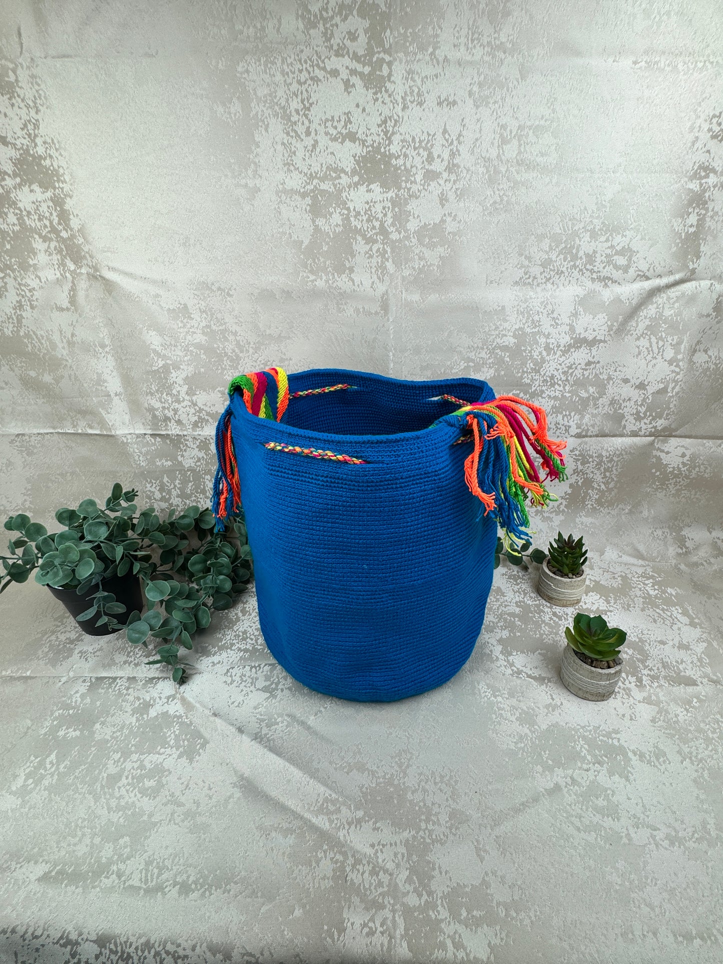 Correa ancha tejida a mano de mochila Wayuu grande artesanal colombiana.