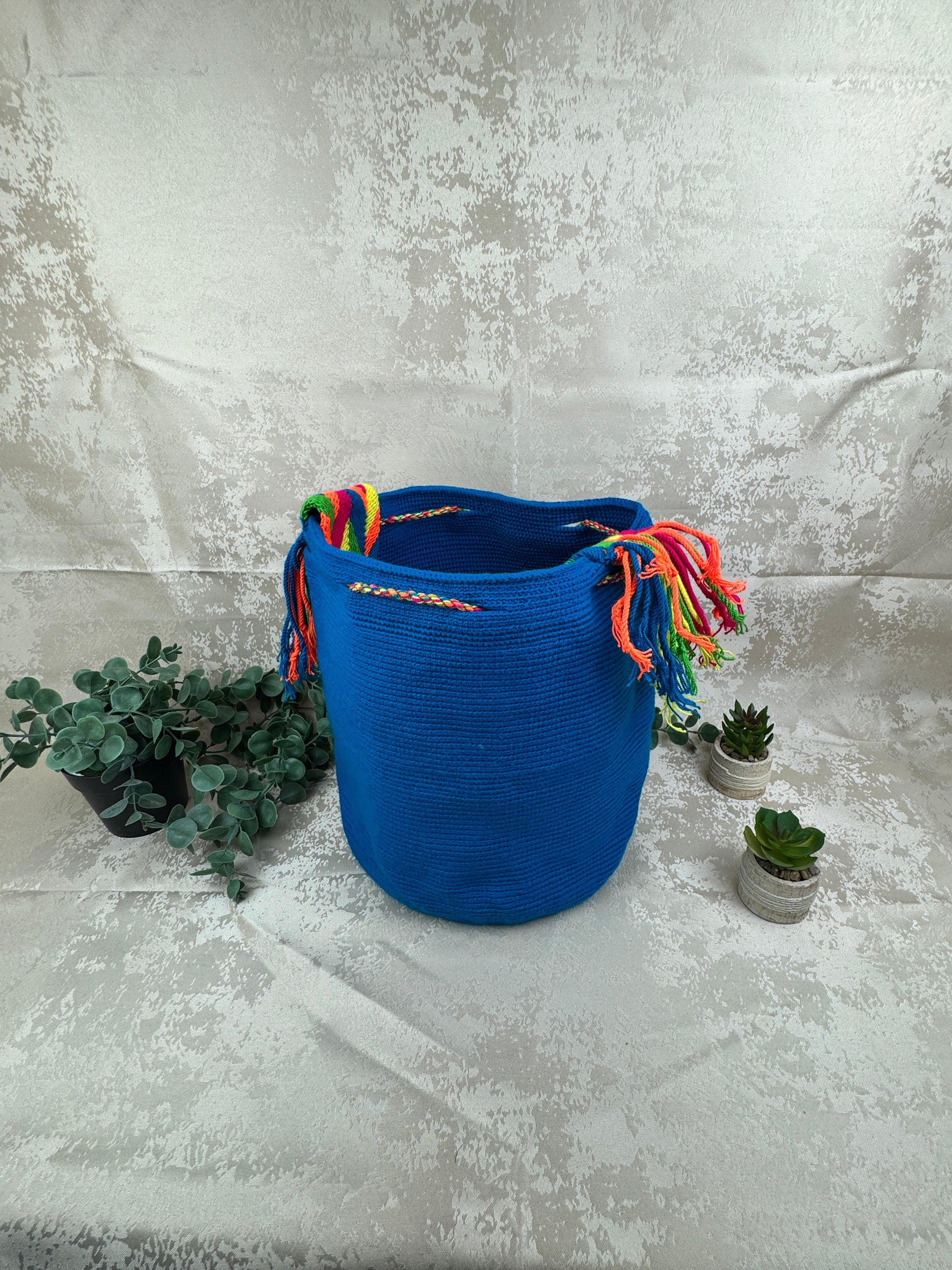 Correa ancha tejida a mano de mochila Wayuu grande artesanal colombiana.