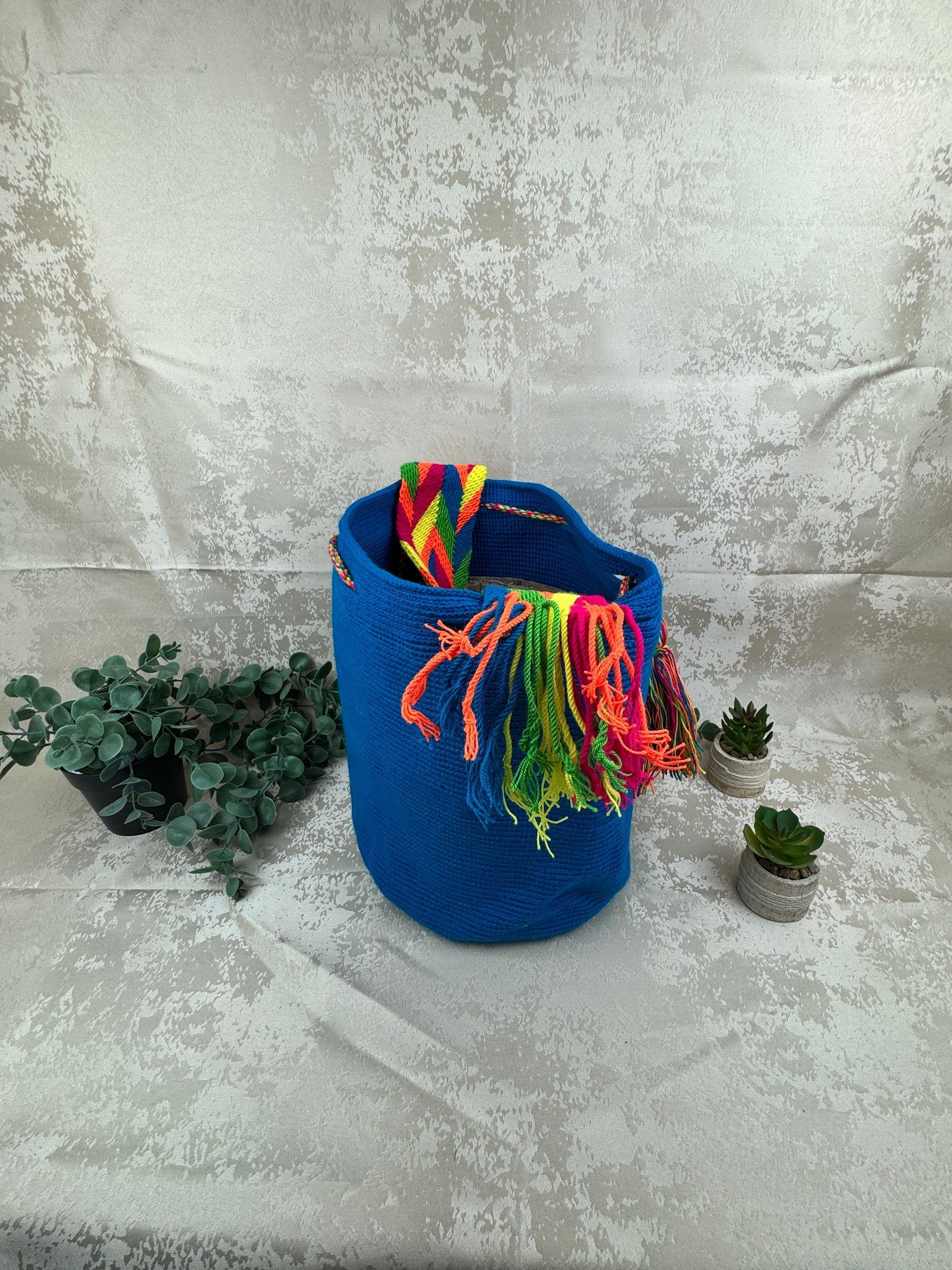 Detalle del tejido artesanal en mochila Wayuu grande hecha a mano.