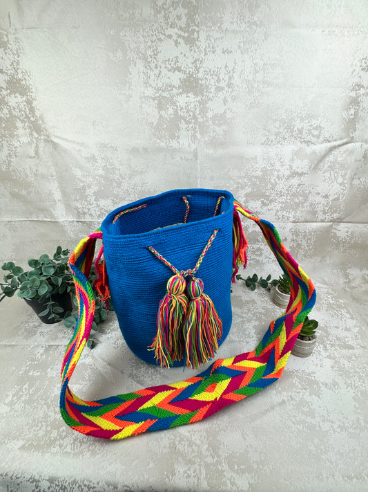 Vista frontal de mochila Wayuu grande 8 con diseño tradicional tejido a mano.
