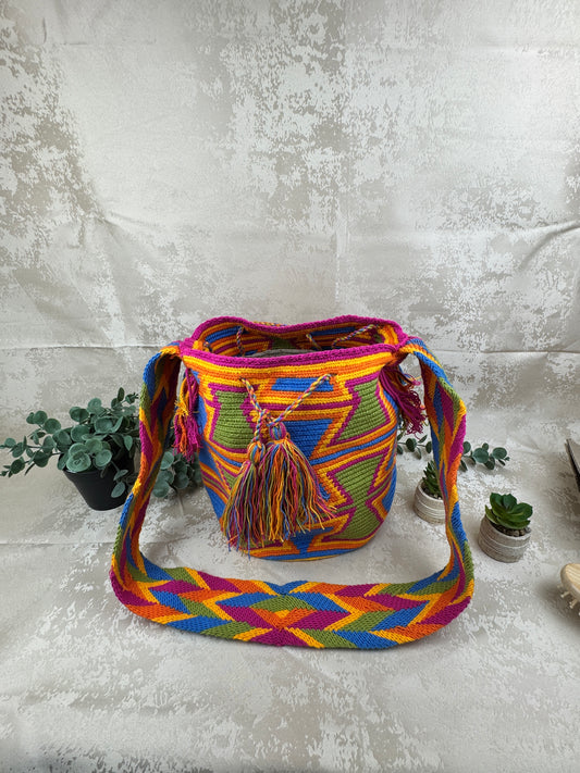 Mochila Wayuu grande tejida a mano por artesanas Wayuu en La Guajira Colombia.