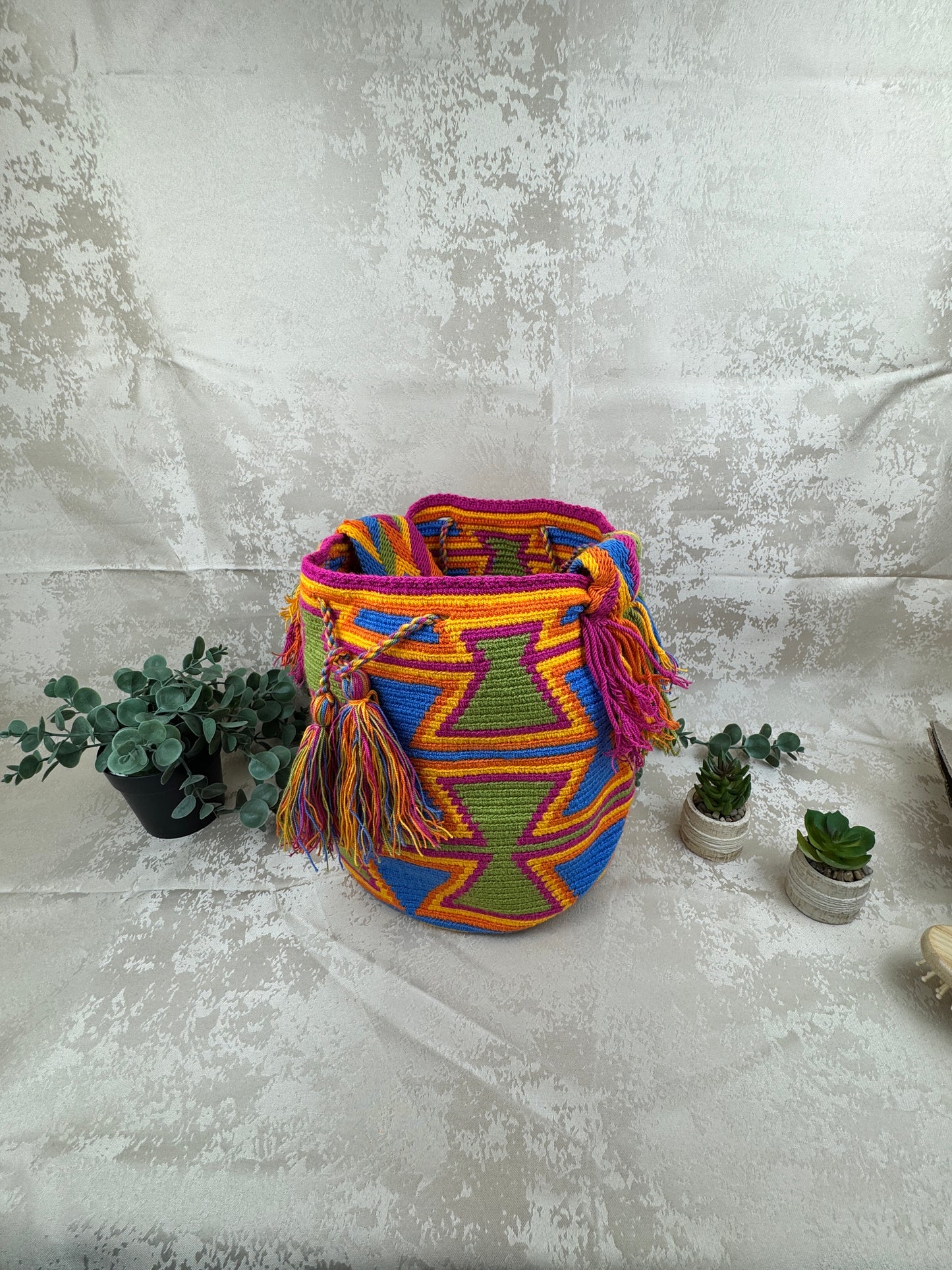 Borlas y acabados artesanales de mochila Wayuu grande tejida a mano.