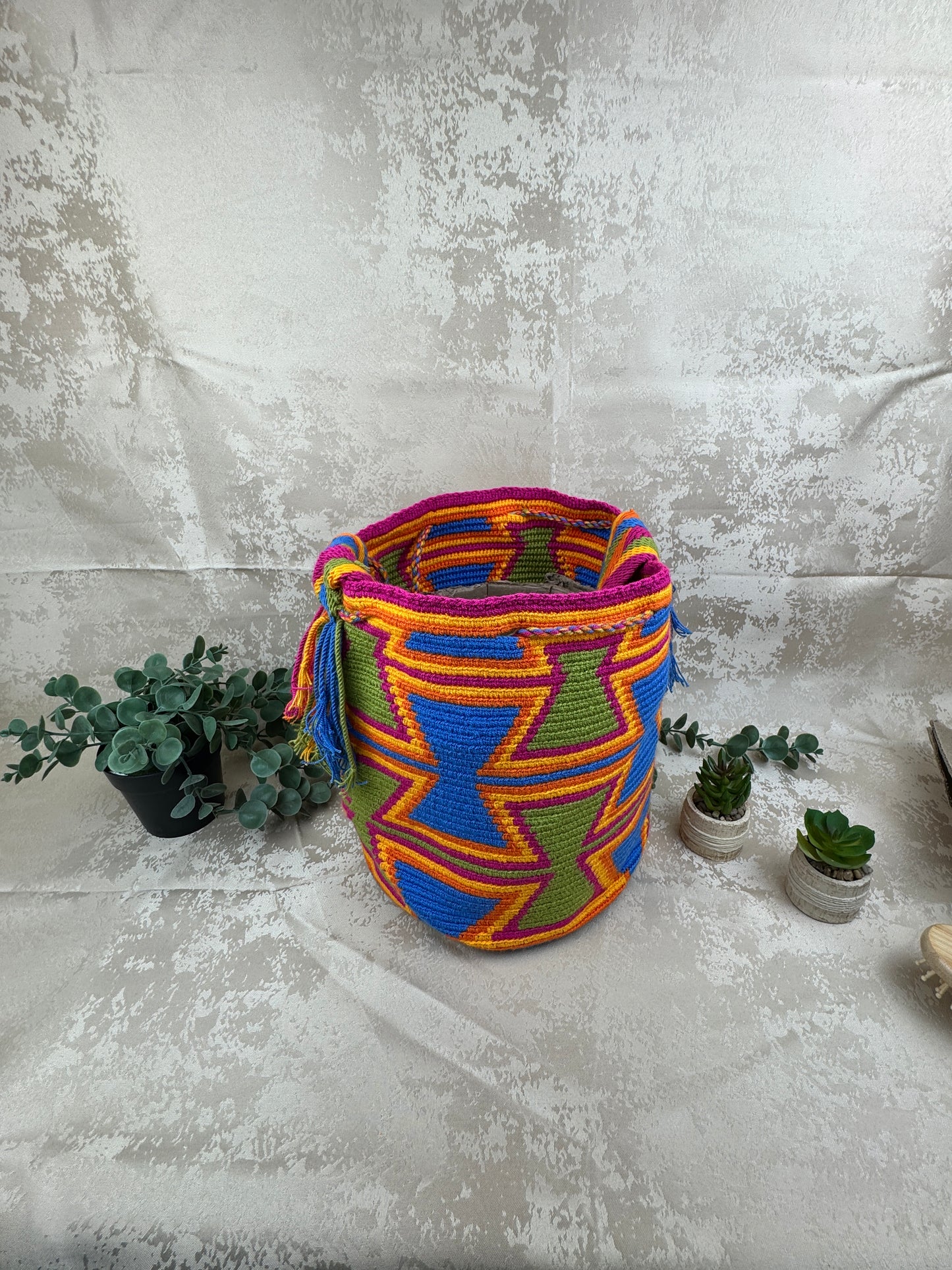 Detalle del patrón geométrico tradicional en mochila Wayuu grande.