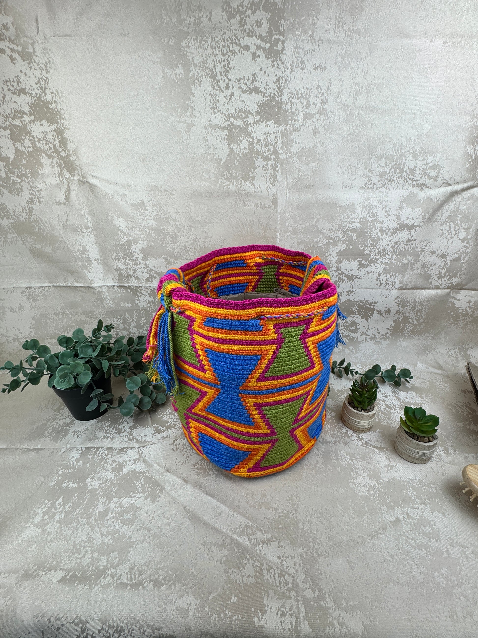 Detalle del patrón geométrico tradicional en mochila Wayuu grande.