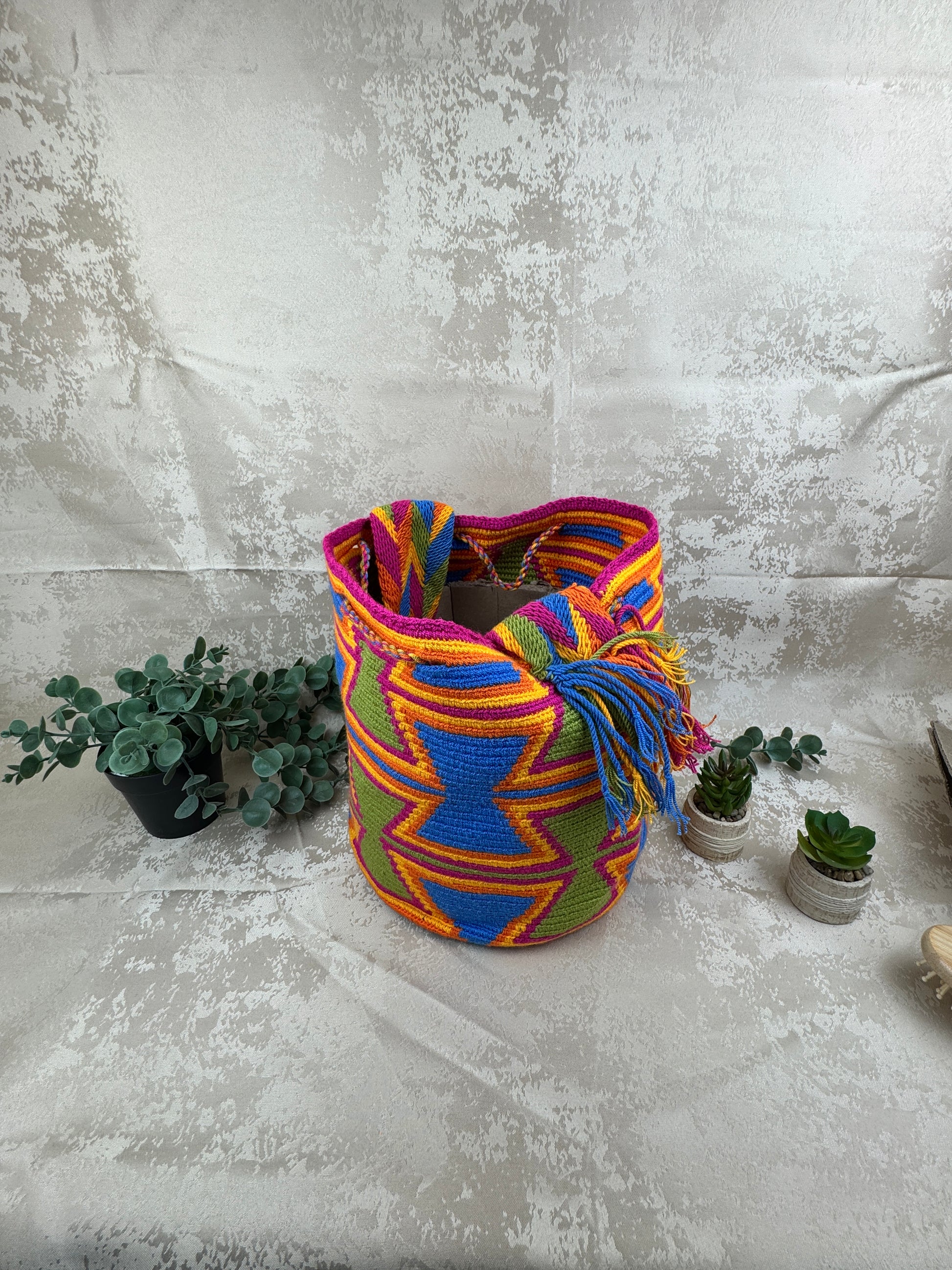 Detalle del tejido artesanal de mochila Wayuu grande hecha a mano.