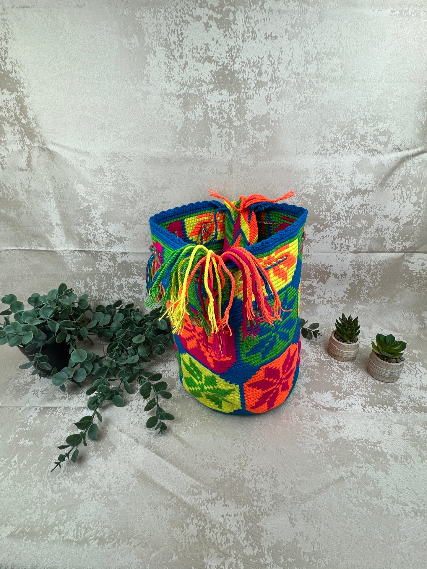 Mochila Wayuu elaborada como artesanía tradicional colombiana.