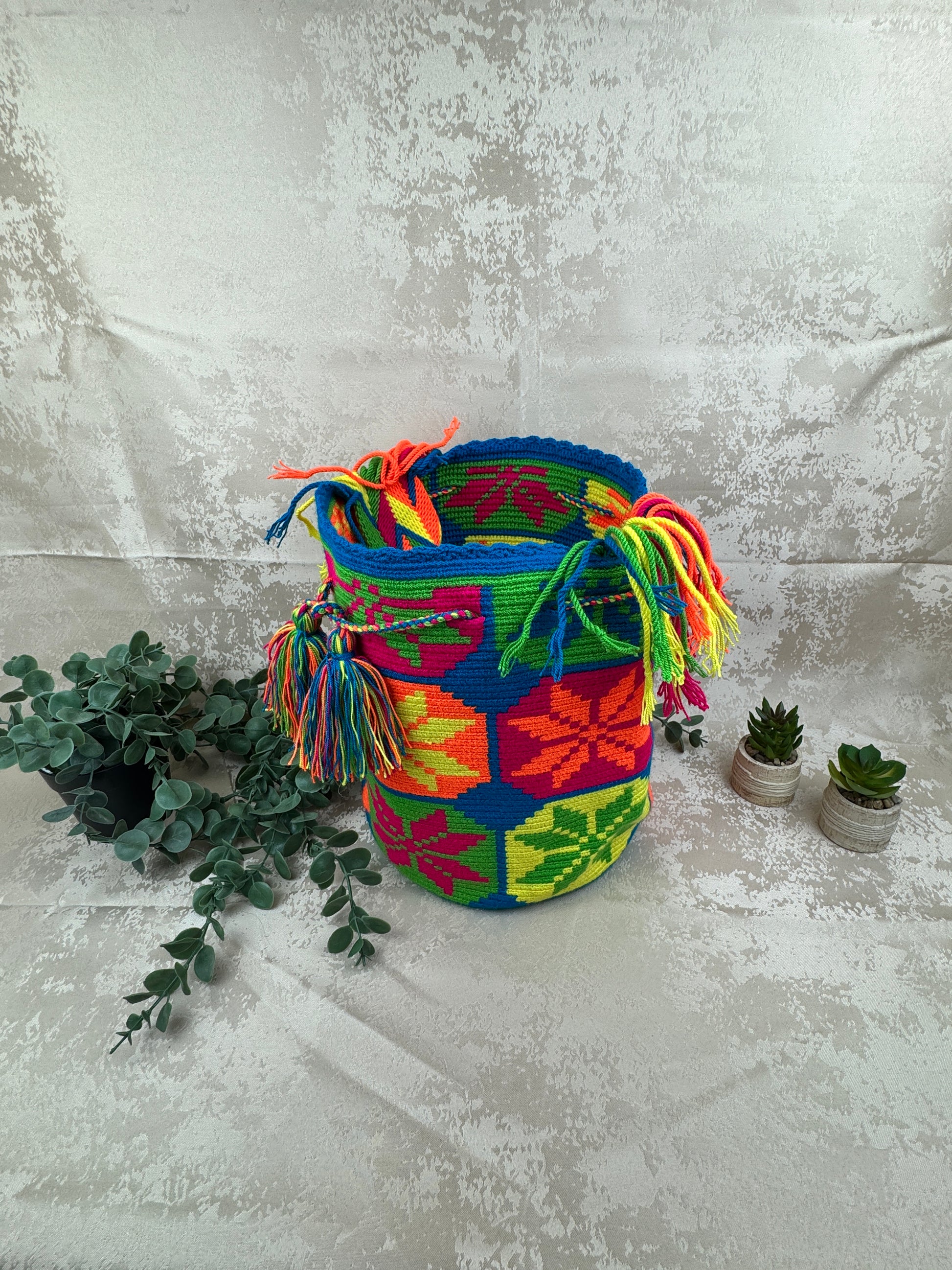 Mochila Wayuu con colores vibrantes y diseño tradicional tejido a mano.