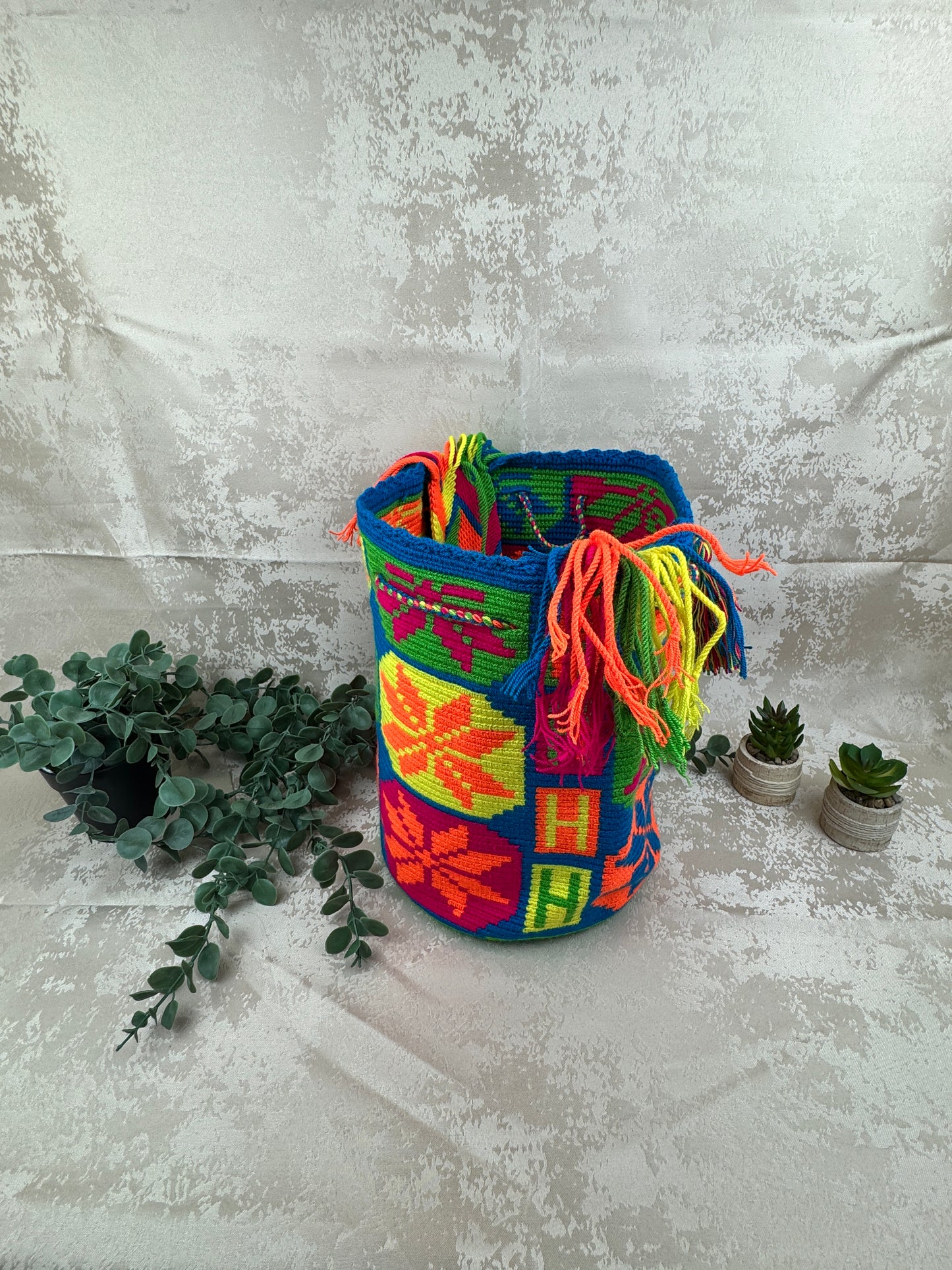 Detalle del tejido artesanal de una mochila Wayuu hecha a mano.