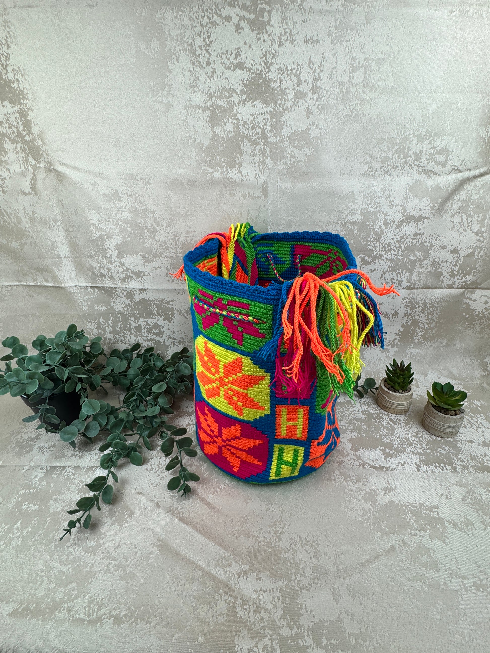 Detalle del tejido artesanal de una mochila Wayuu hecha a mano.