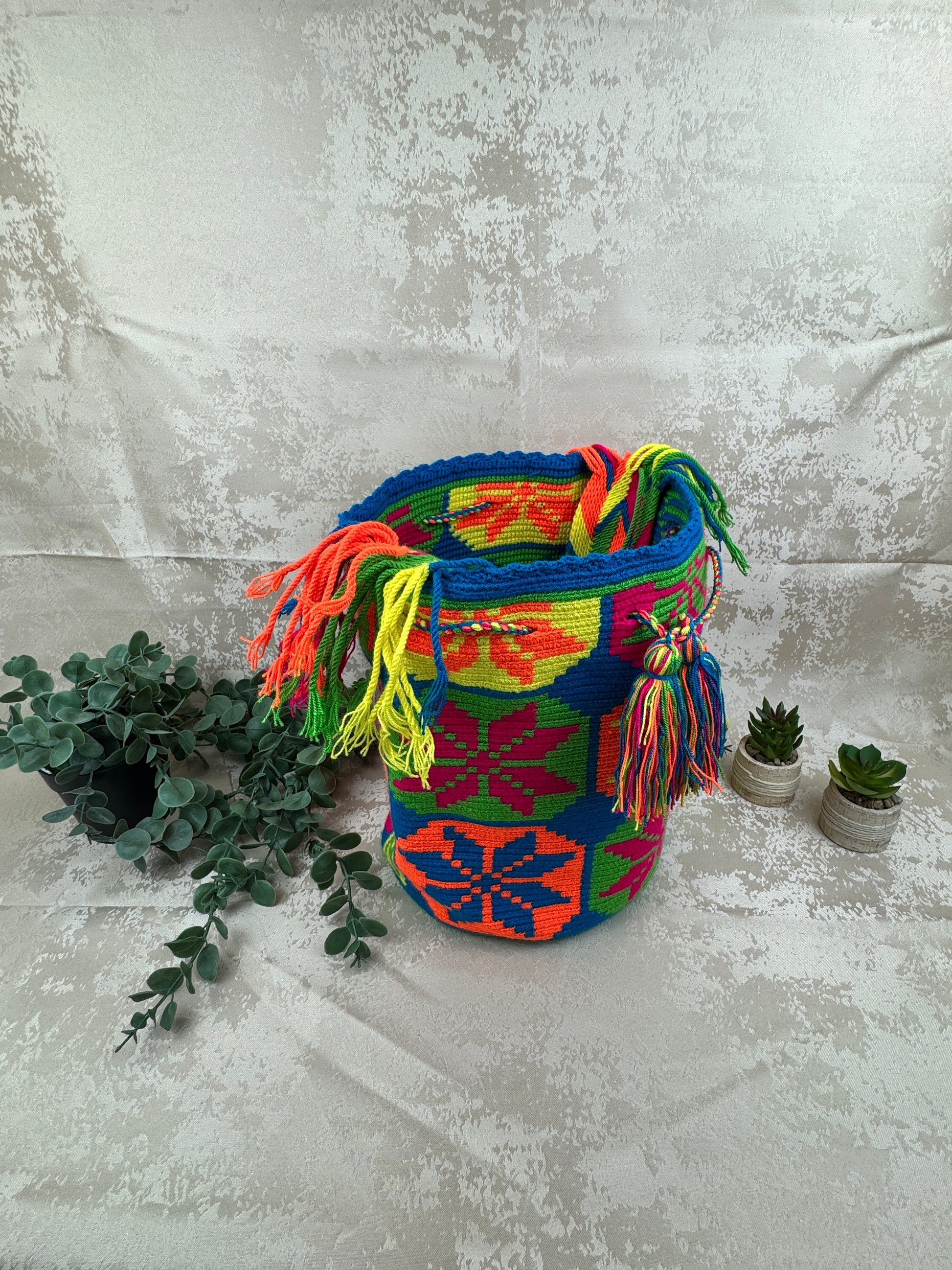 Mochila Wayuu tradicional hecha a mano por artesanas de Colombia.