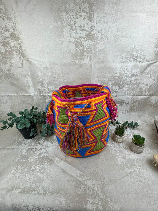 Vista frontal de mochila Wayuu grande con diseño tradicional tejido a mano.
