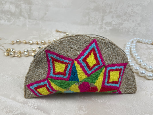 Mochila Wayuu Media Luna 0 tejida a mano por artesanas Wayuu en La Guajira Colombia.