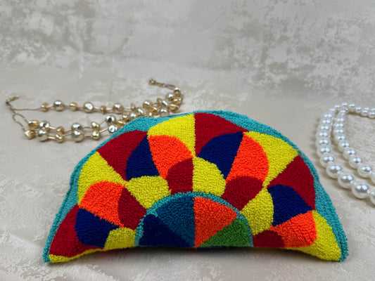 Mochila Wayuu Media Luna 1 tejida a mano por artesanas Wayuu en La Guajira Colombia.
