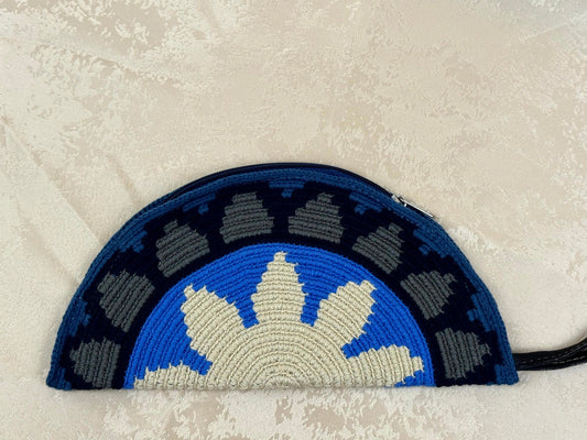 Mochila Wayuu Media Luna 10 tejida a mano por artesanas Wayuu en La Guajira Colombia.