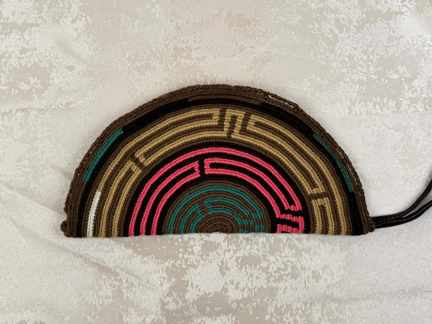 Mochila Wayuu Media Luna 12 tejida a mano por artesanas Wayuu en La Guajira Colombia.