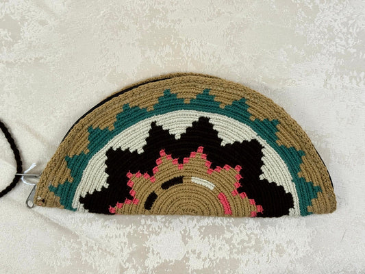 Mochila Wayuu Media Luna 17 tejida a mano por artesanas Wayuu en La Guajira Colombia.