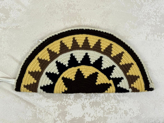 Mochila Wayuu Media Luna 18 tejida a mano por artesanas Wayuu en La Guajira Colombia.