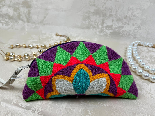 Mochila Wayuu Media Luna 2 tejida a mano por artesanas Wayuu en La Guajira Colombia.