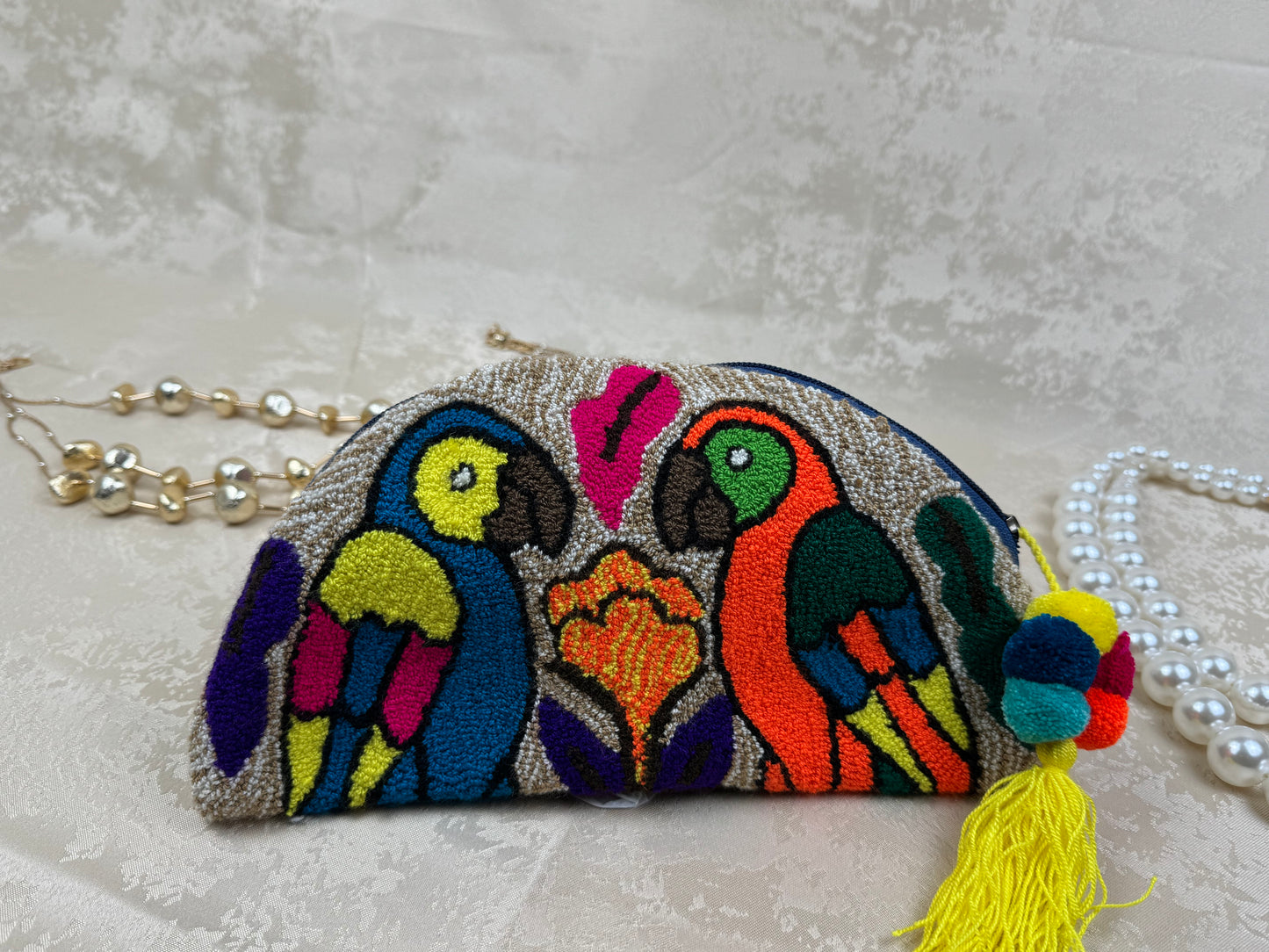Mochila Wayuu Media Luna 3 tejida a mano por artesanas Wayuu en La Guajira Colombia.