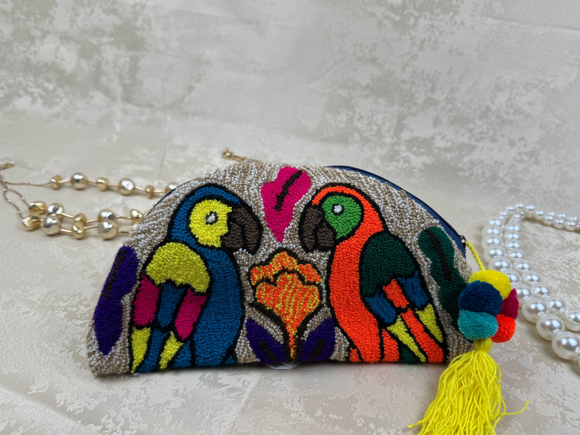 Mochila Wayuu Media Luna 3 tejida a mano por artesanas Wayuu en La Guajira Colombia.