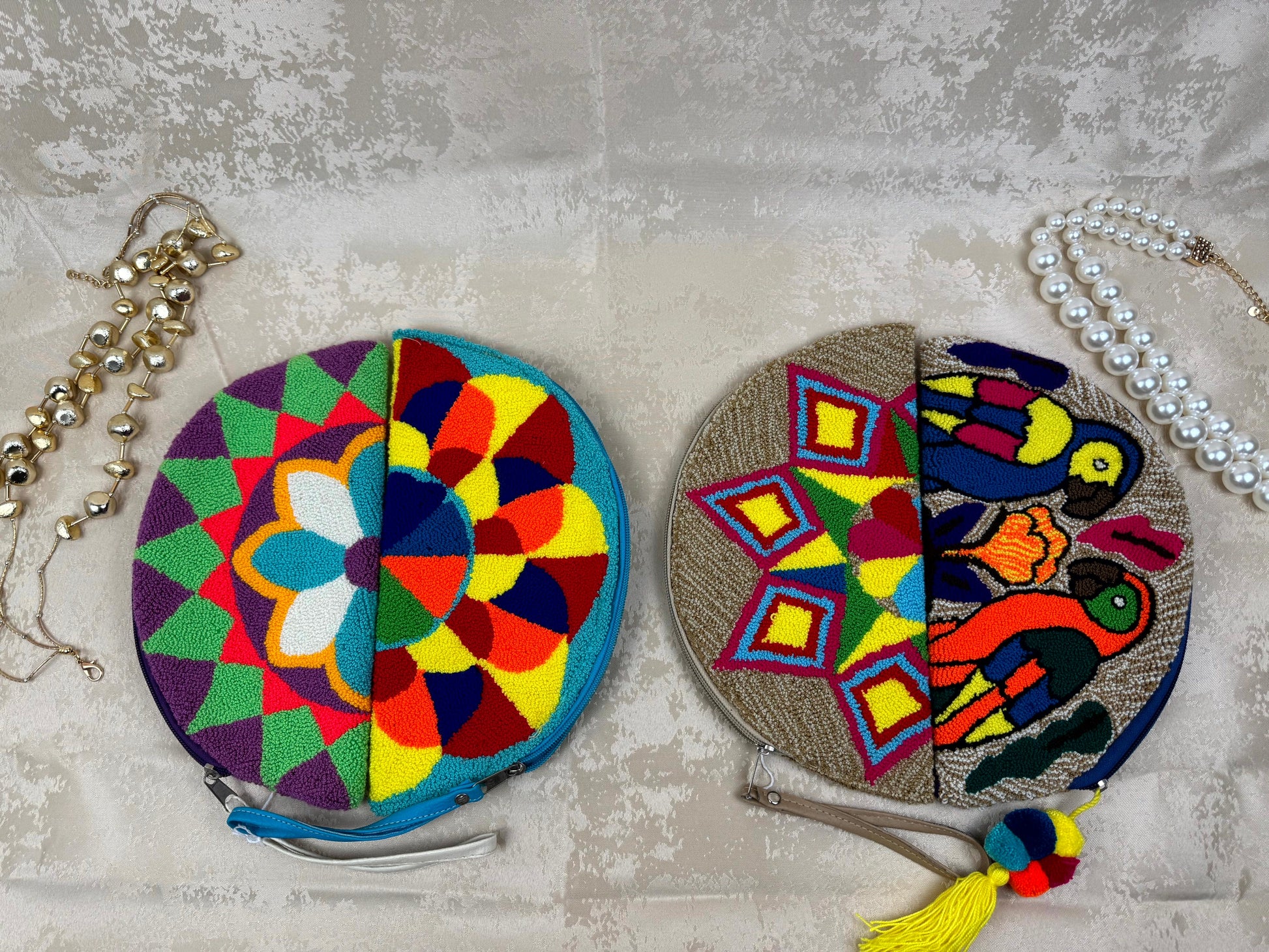 Vista frontal de mochila Wayuu Media Luna 3 parejas con diseño semicircular tejido a mano