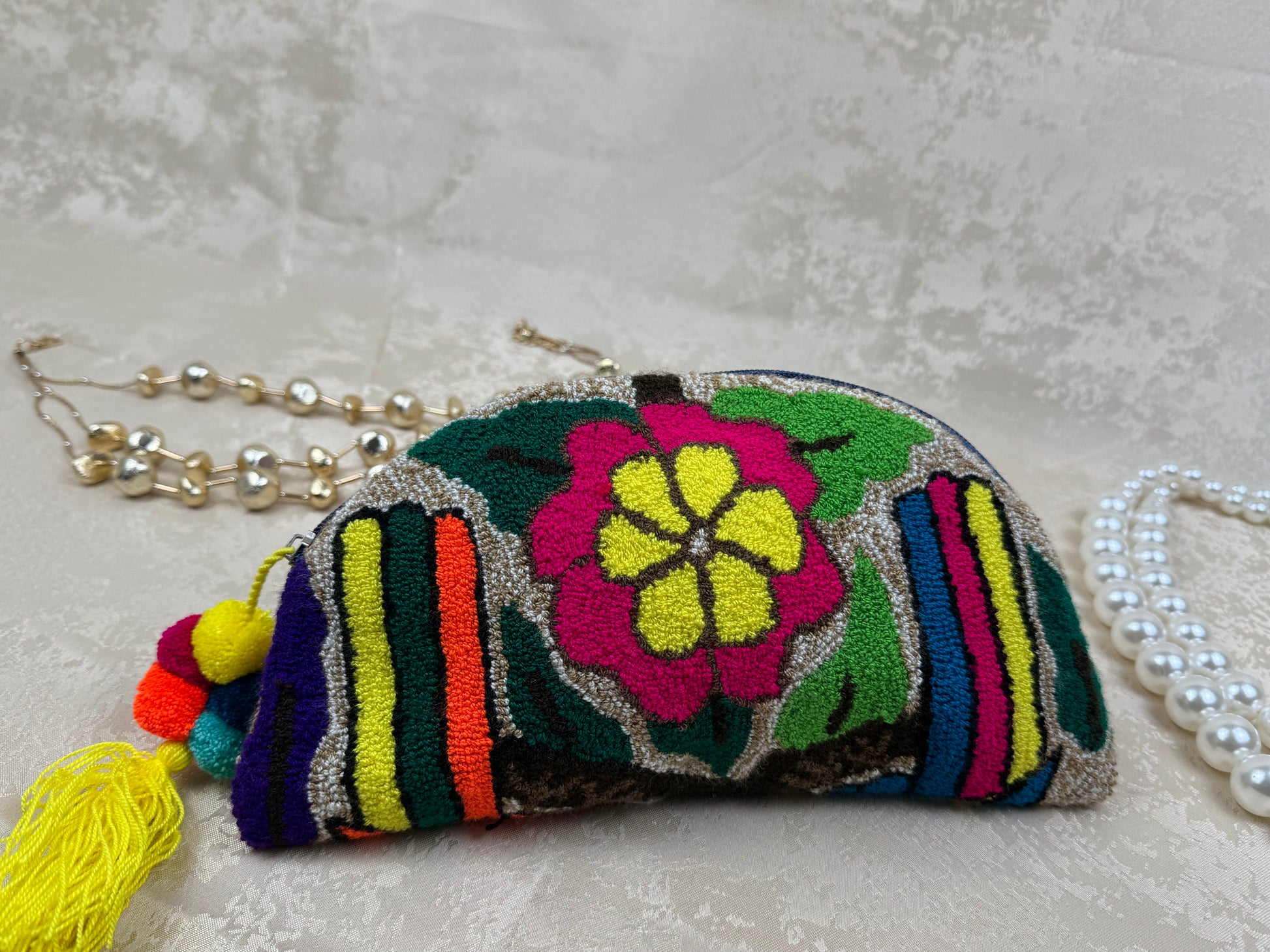 Vista frontal de mochila Wayuu Media Luna 3 con diseño semicircular tejido a mano