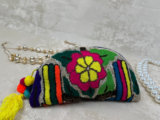 Vista frontal de mochila Wayuu Media Luna 3 con diseño semicircular tejido a mano