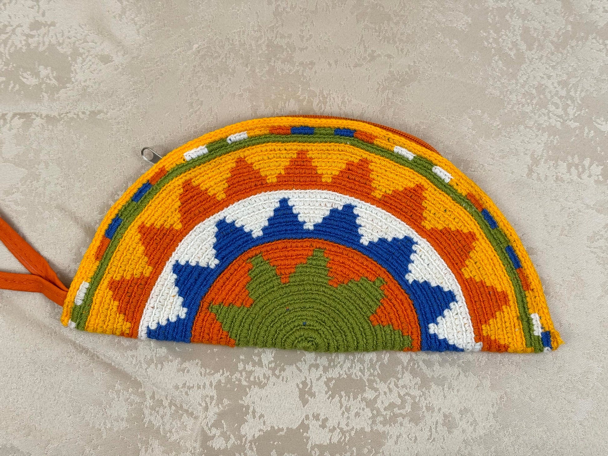 Mochila Wayuu Media Luna 4 tejida a mano por artesanas Wayuu en La Guajira Colombia.