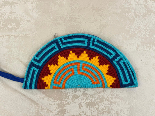 Mochila Wayuu Media Luna 6 tejida a mano por artesanas Wayuu en La Guajira Colombia.