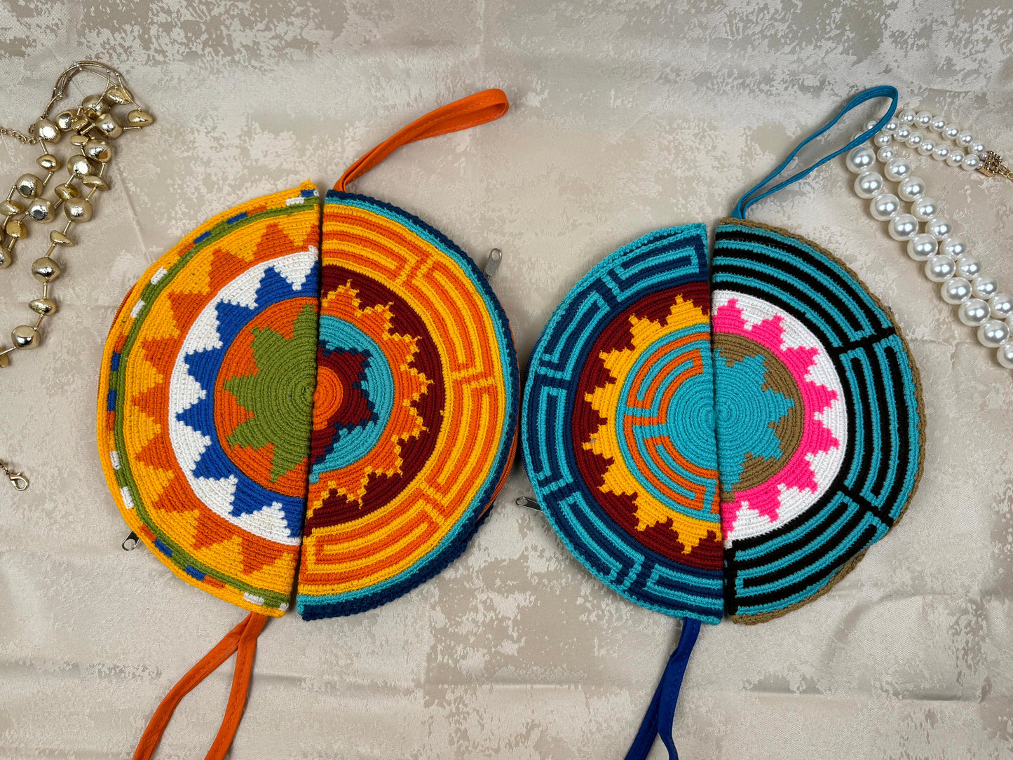 Mochila Wayuu Media Luna 7 pareja tejida a mano por artesanas Wayuu en La Guajira Colombia.