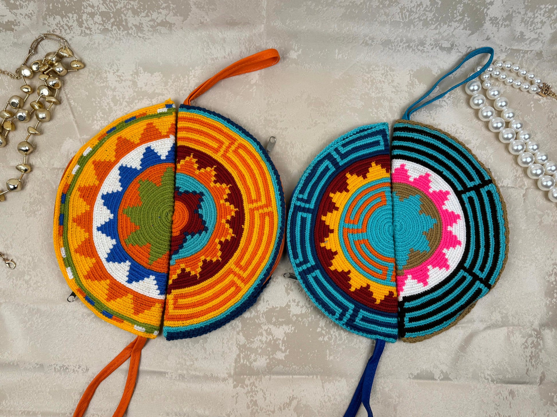 Mochila Wayuu Media Luna 7 pareja tejida a mano por artesanas Wayuu en La Guajira Colombia.