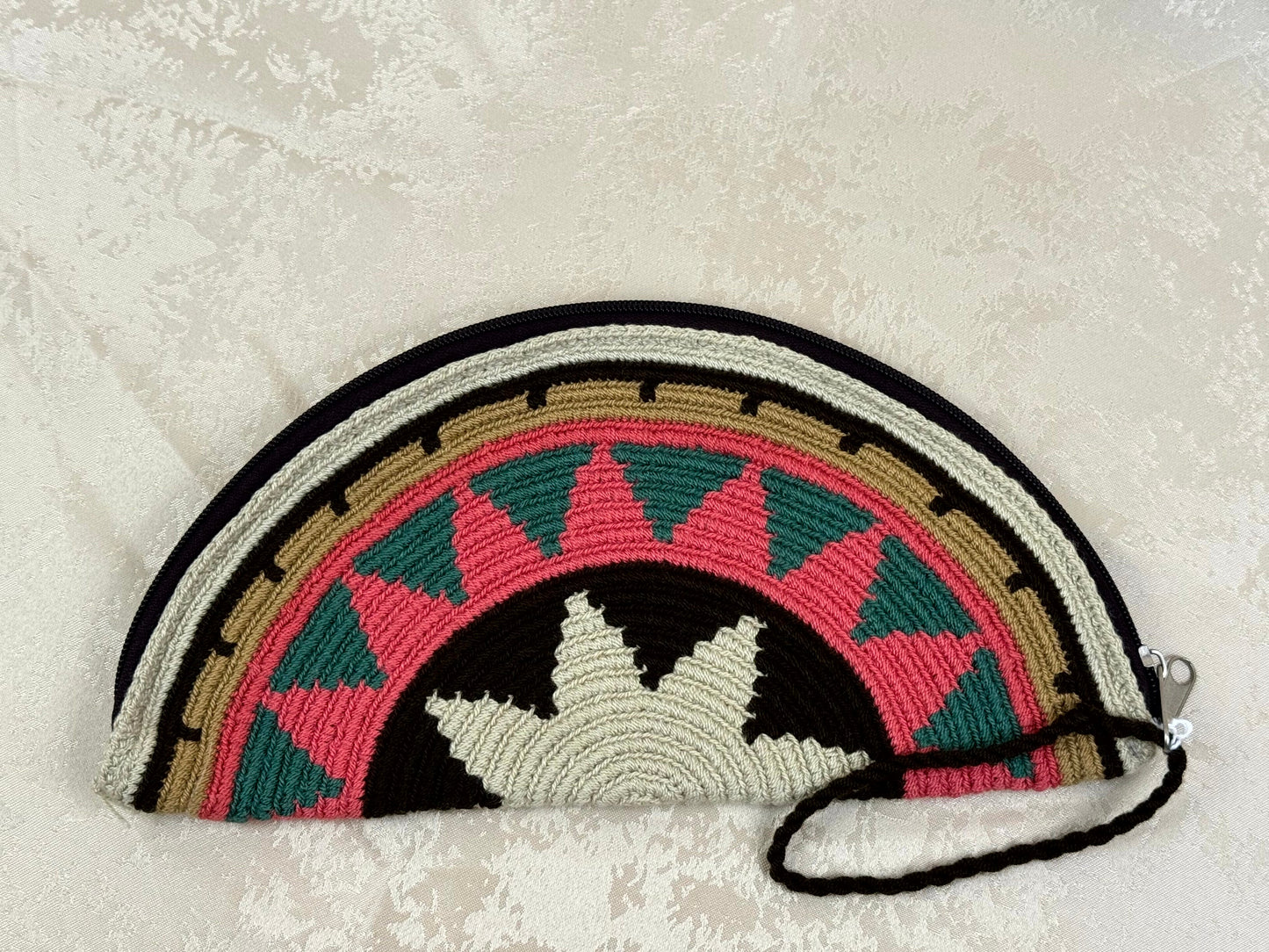 Mochila Wayuu Media Luna 8 tejida a mano por artesanas Wayuu en La Guajira Colombia.