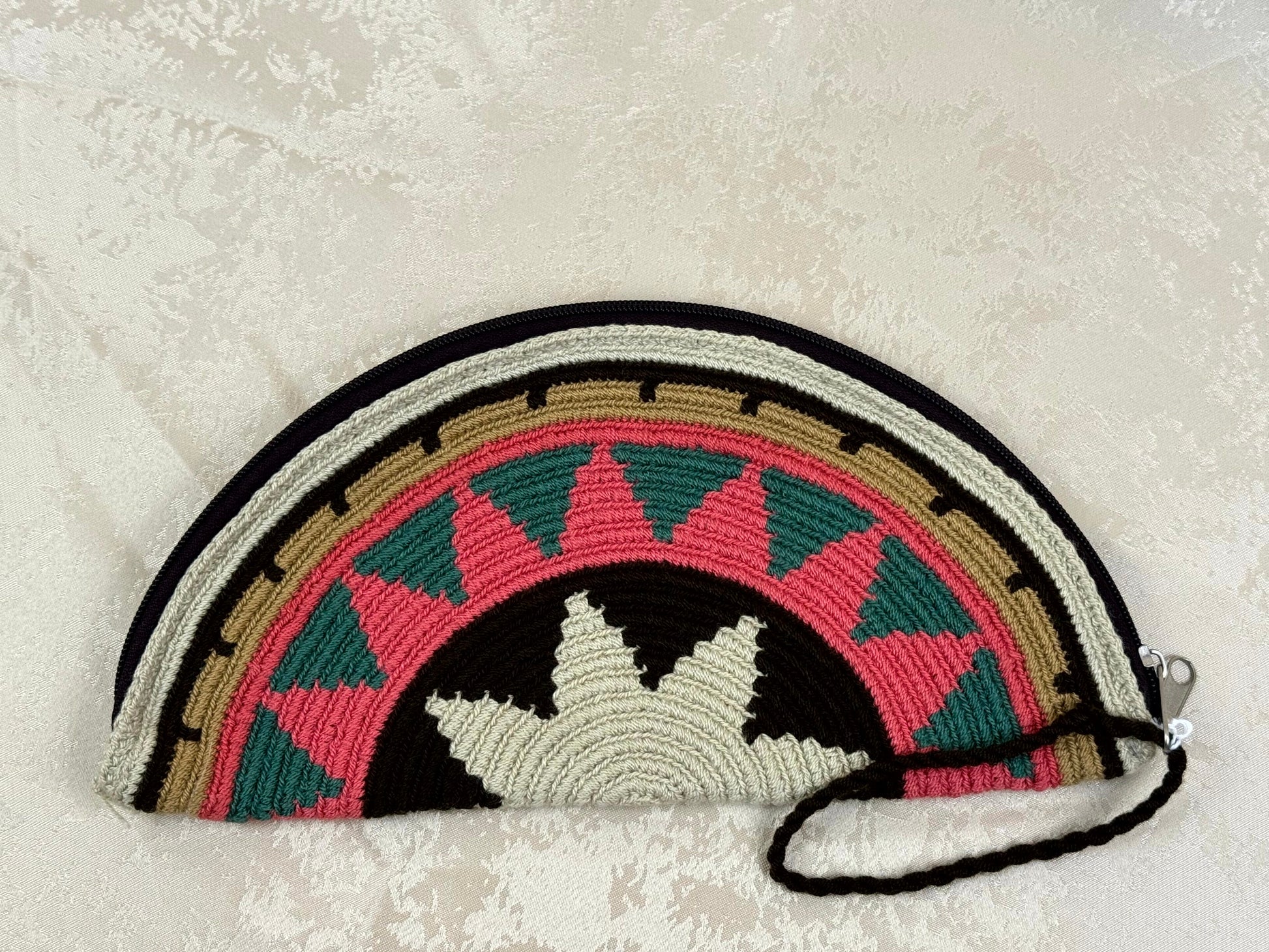 Mochila Wayuu Media Luna 8 tejida a mano por artesanas Wayuu en La Guajira Colombia.