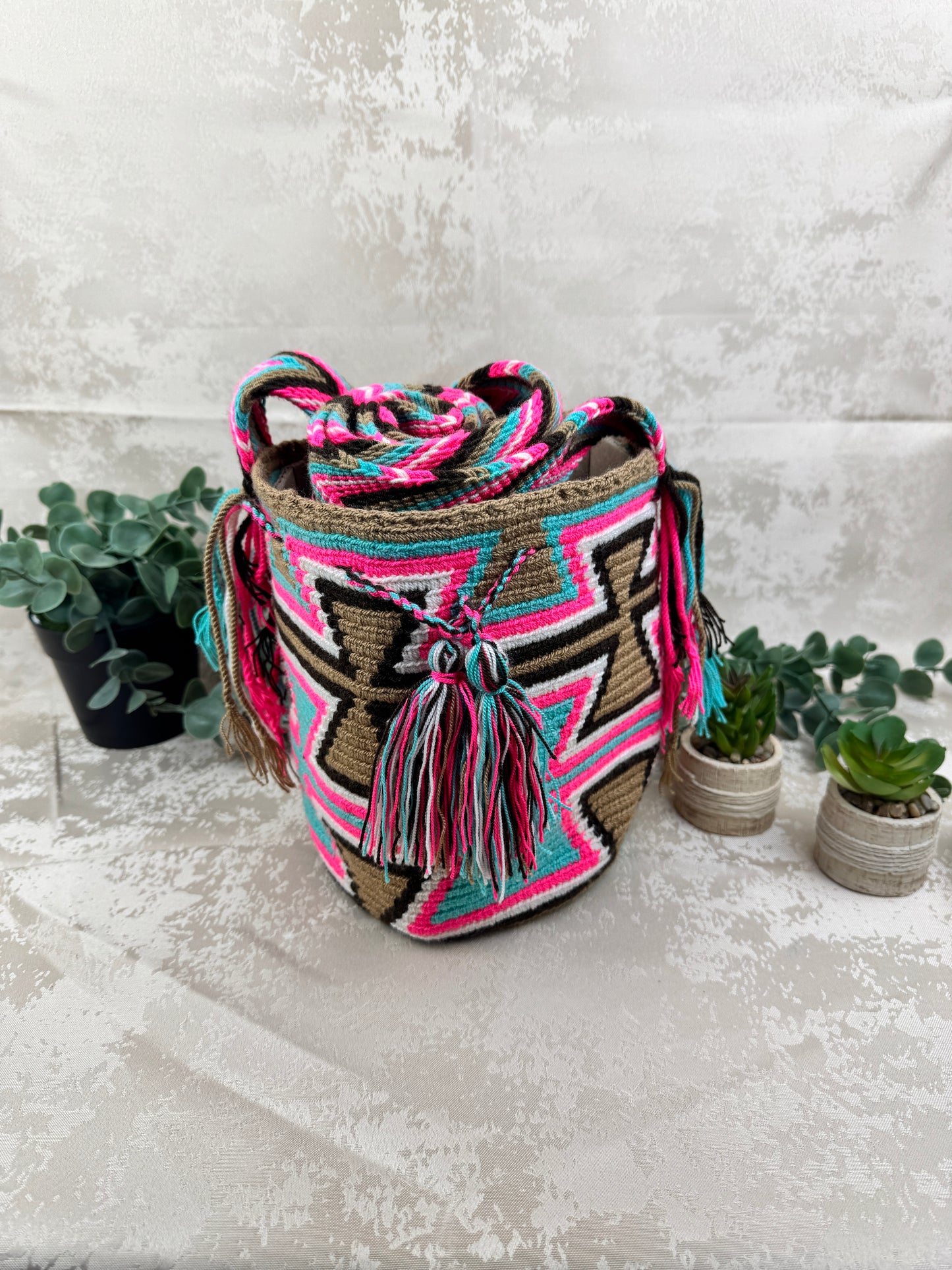 Mochila Wayuu mediana 0 tejida a mano por artesanas Wayuu en La Guajira Colombia.