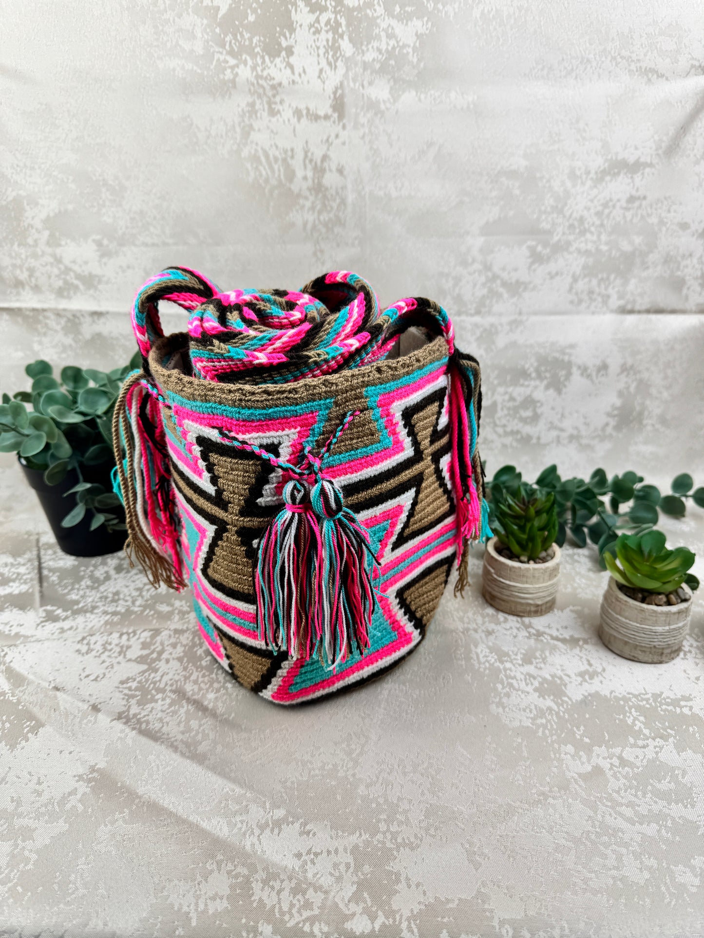 Correa tejida a mano de mochila Wayuu mediana artesanal colombiana.