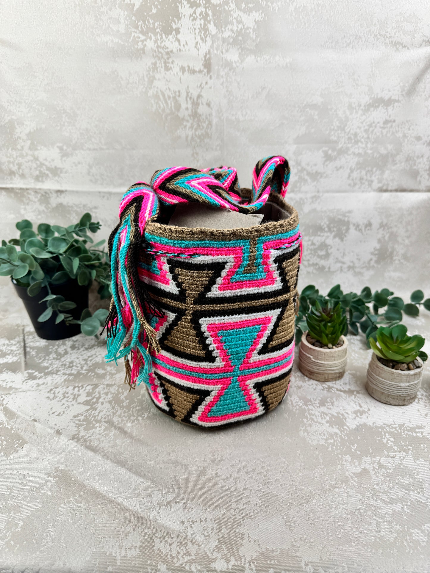 Detalle del patrón tradicional tejido en mochila Wayuu mediana 0.