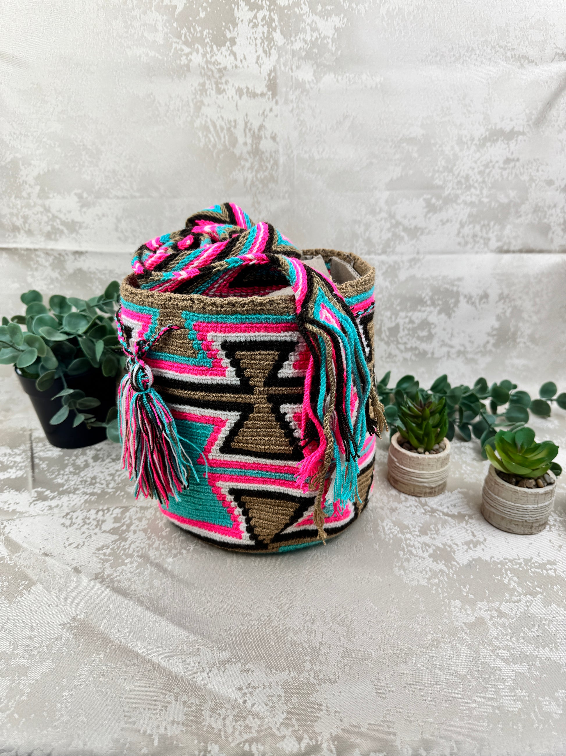 Detalle del tejido artesanal de mochila Wayuu mediana hecha a mano.