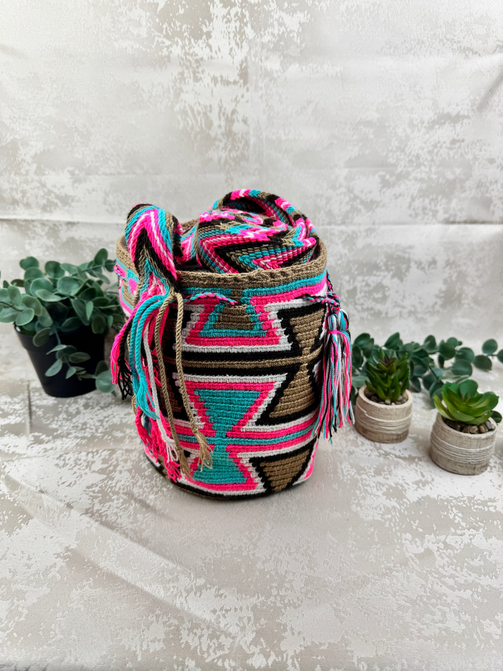 Vista frontal de mochila Wayuu mediana 0 con diseño tradicional tejido a mano.