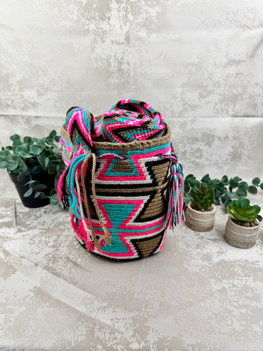 Vista frontal de mochila Wayuu mediana 0 con diseño tradicional tejido a mano.