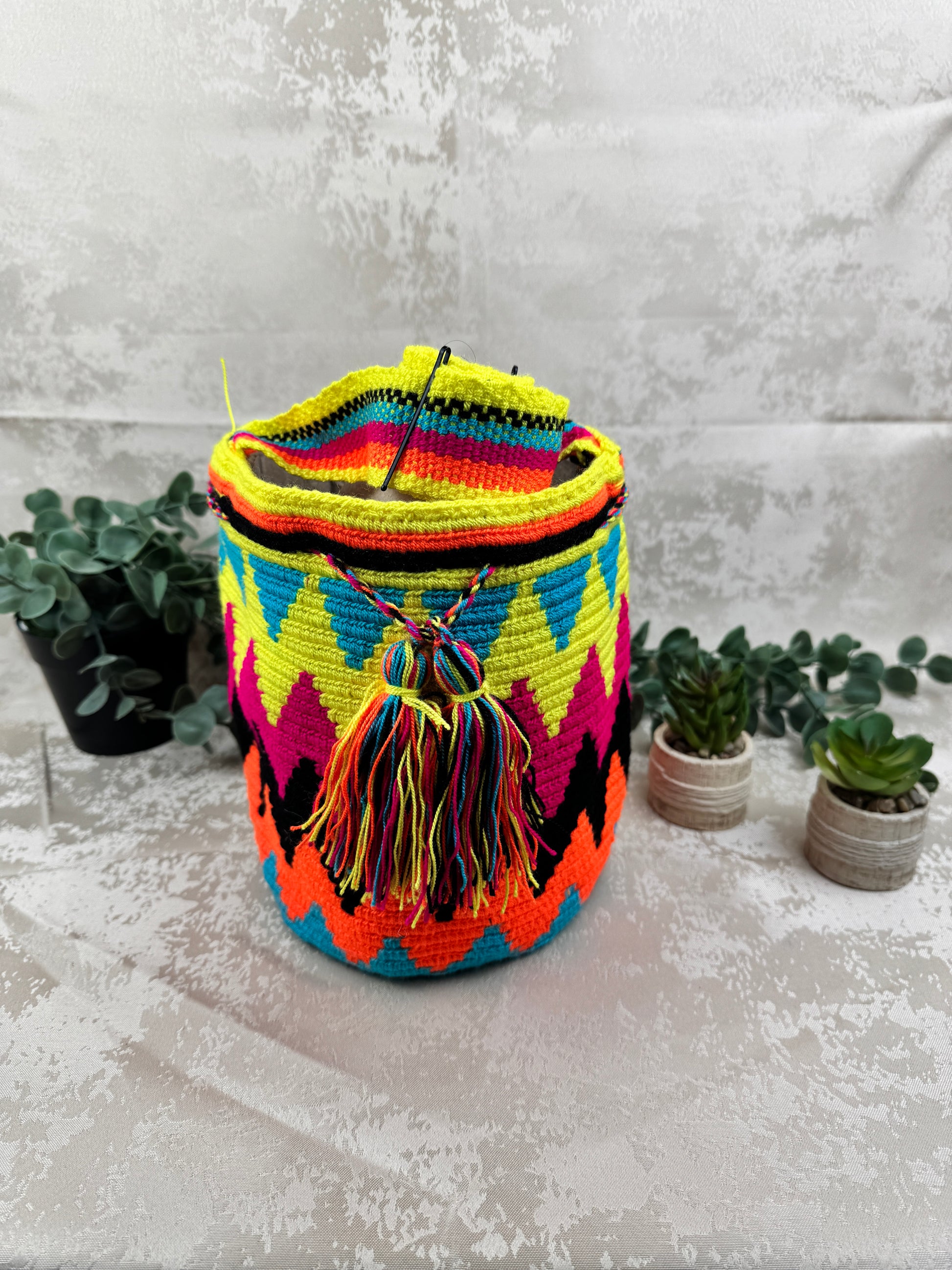 
Mochila Wayuu mediana 1 tejida a mano por artesanas Wayuu en La Guajira Colombia.