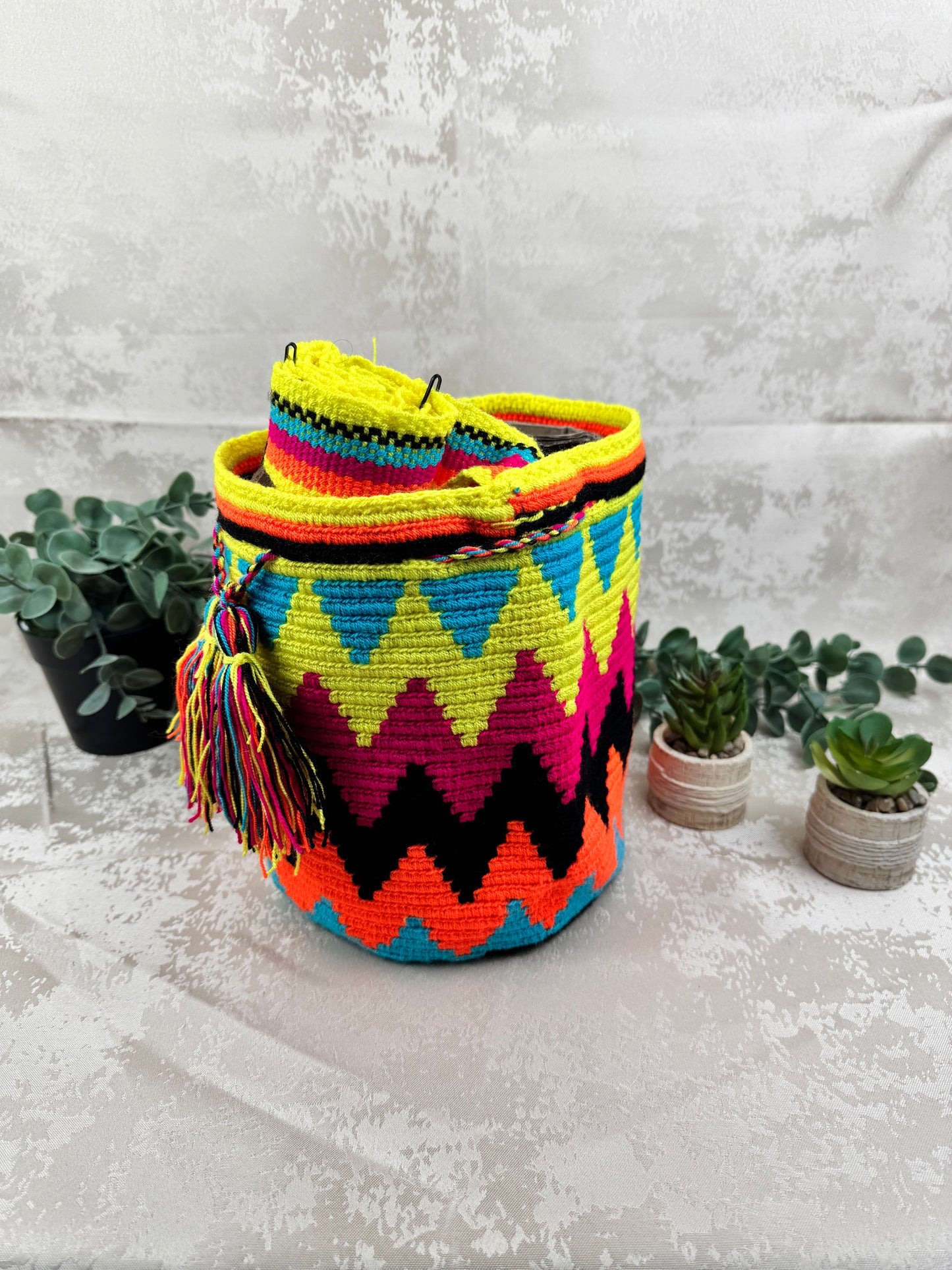Correa tejida a mano de mochila Wayuu mediana artesanal colombiana.