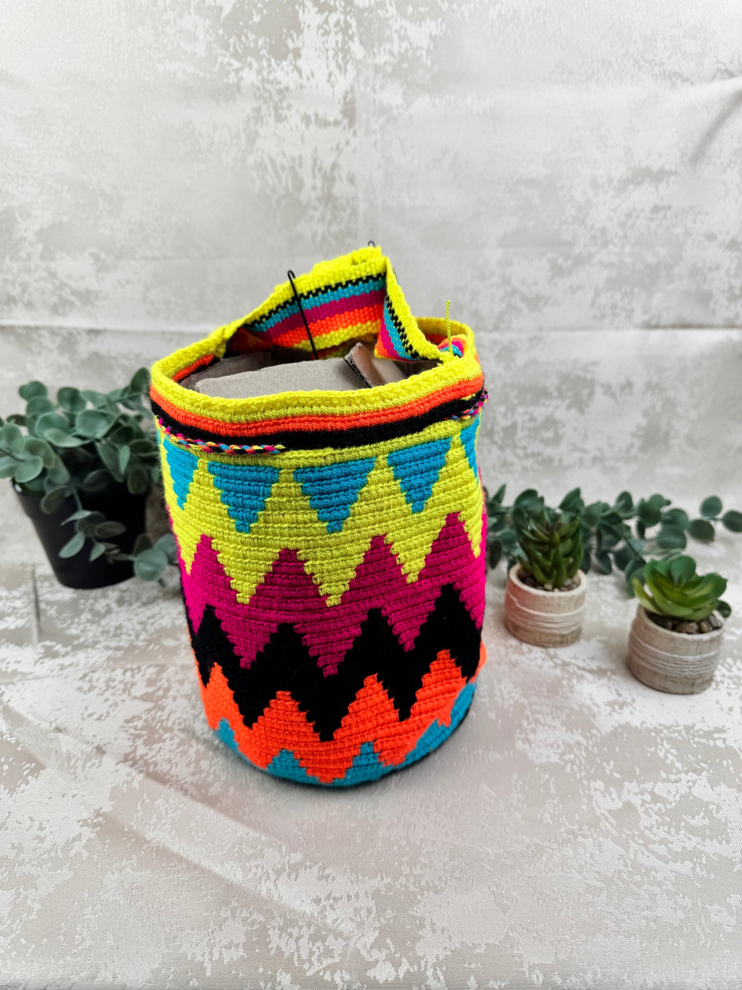 Detalle del patrón tradicional tejido en mochila Wayuu mediana 1.